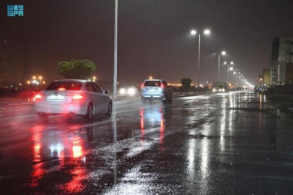 أمطار وسيول تضرب دول الخليج.. وتحذيرات مهمة للمواطنين