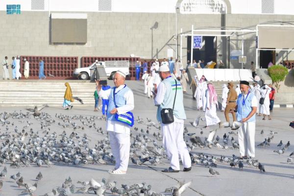 توثيقا لرحلتهم الإيمانية..حجاج يلتقطون الصور التذكارية بالمدينة المنورة