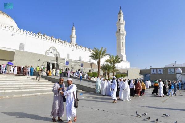 توثيقا لرحلتهم الإيمانية..حجاج يلتقطون الصور التذكارية بالمدينة المنورة