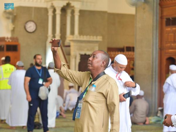 توثيقا لرحلتهم الإيمانية..حجاج يلتقطون الصور التذكارية بالمدينة المنورة