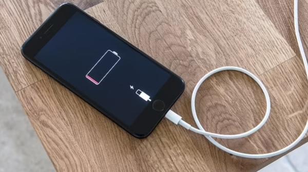 شكاوى من نفاد بطارية آيفون سريعا بعد تحديث iOS 15.6