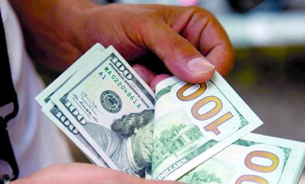 الدولار يتراجع لأدنى مستوى منذ 25 يوما