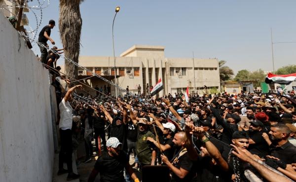 عاجل: احتشاد آلاف العراقيين من أتباع الصدر في ساحة التحرير