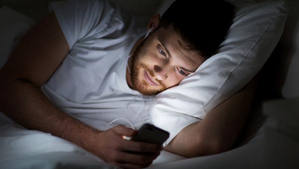التعرض للأجهزة الإلكترونية يسبب الأرق