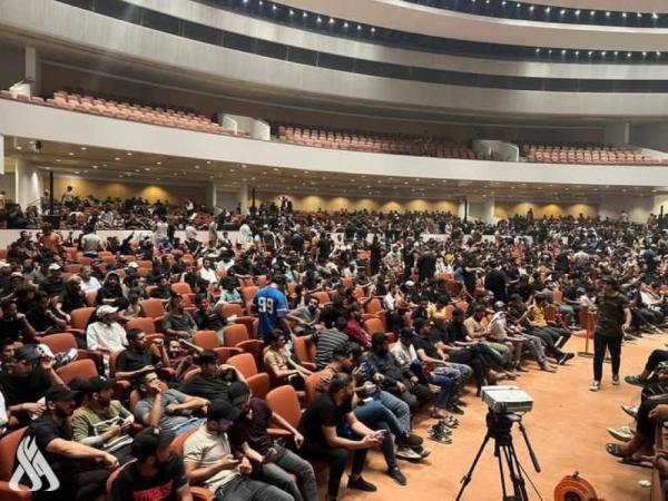 متظاهرون عراقيون يعتصمون داخل البرلمان