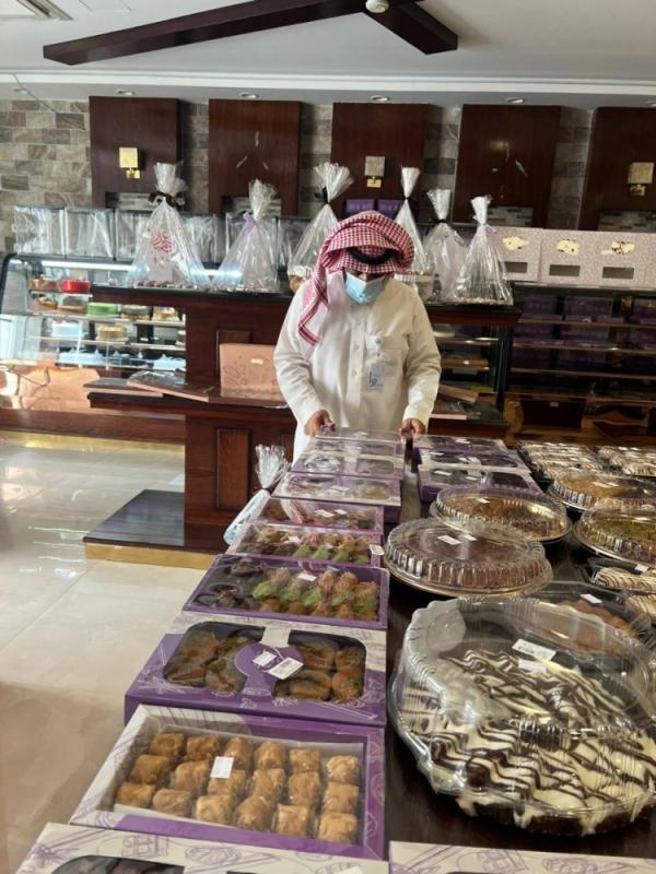 صور.. بلدية الرفيعة تزرع 35 ألف م2 نجيلة خضراء بالمنتزه العام