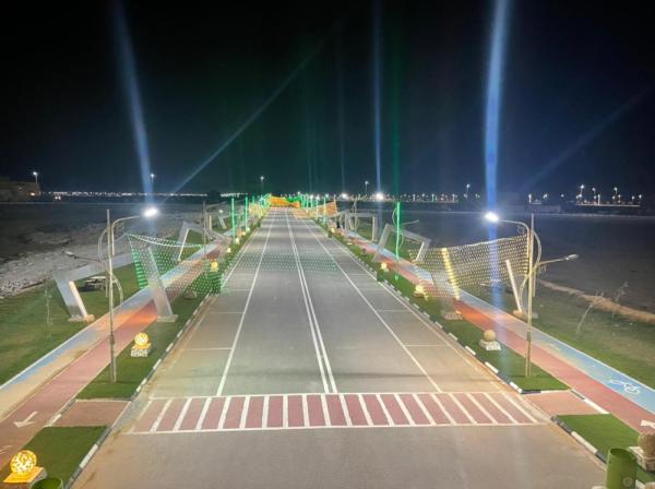 صور.. بلدية الرفيعة تزرع 35 ألف م2 نجيلة خضراء بالمنتزه العام
