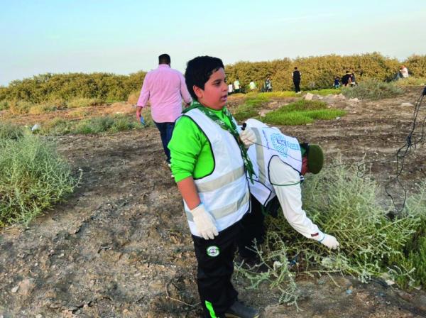 بلدية القطيف تزيل الملوثات البصرية من شواطئ المانجروف بتاروت