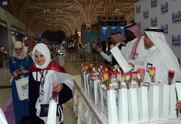 بالصور.. الدفعة الأولى من معتمري الخارج يصلون المدينة المنورة