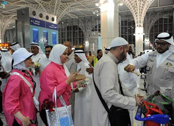 بالصور.. الدفعة الأولى من معتمري الخارج يصلون المدينة المنورة