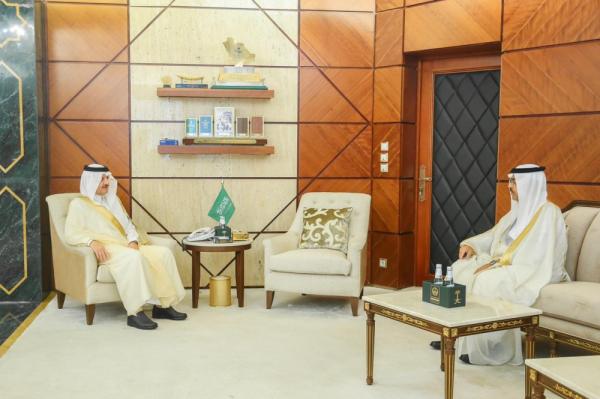 أمير الشرقية يستقبل مدير هيئة الزكاة والضريبة بمناسبة تعيينه