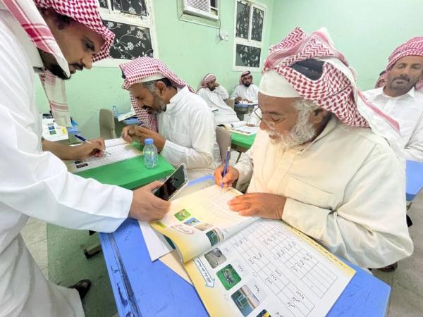 خدمات تعليمية لـ 600 دارس في فصول محو الأمية بالعديد