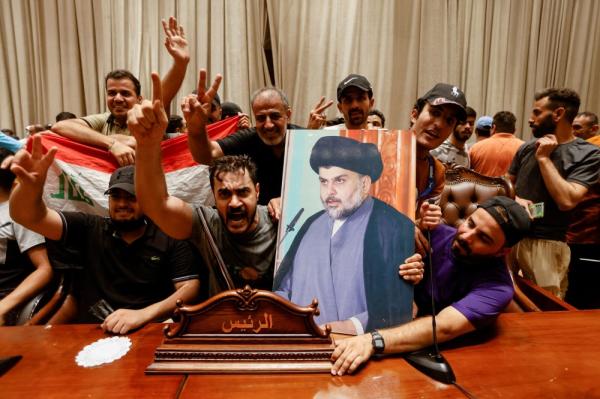 أنصار الصدر يحملون صورته داخل مكتب رئيس البرلمان العراقي- رويترز