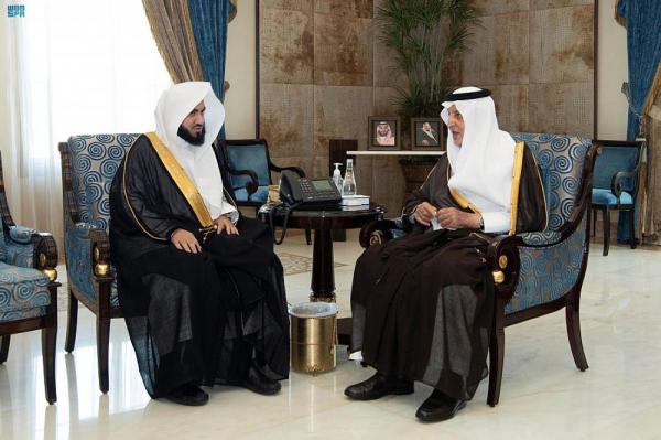 أمير مكة يطلع على أعمال المحكمة العامة بجدة