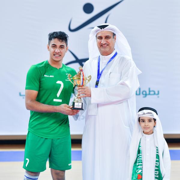 الأخضر الشاب .. يحلق فوق هام السحب