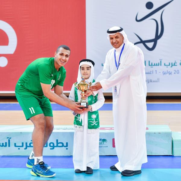 الأخضر الشاب .. يحلق فوق هام السحب
