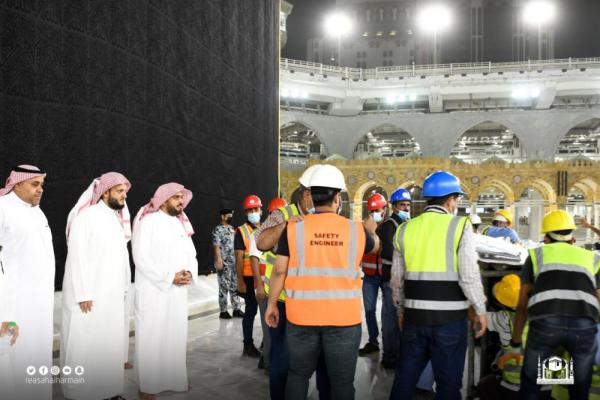 تزامنًا مع موسم العمرة.. رفع الحواجز الوقائية حول الكعبة