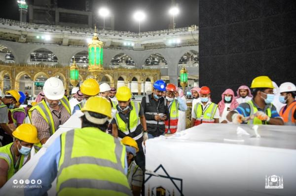 تزامنًا مع موسم العمرة.. رفع الحواجز الوقائية حول الكعبة