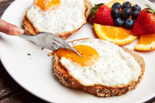 3 طرق لوجبة إفطار غنية بالبيض