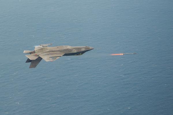 تتميز الطائرة بالقدرة على مقاتلة عدة أهداف في وقت واحد- موقع f 35