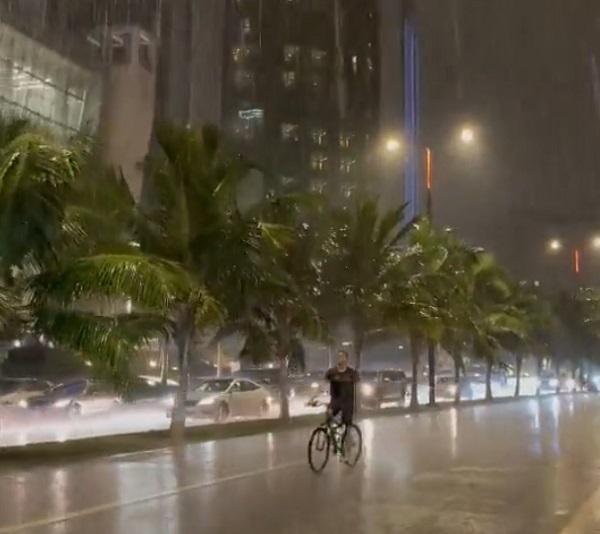 طقس جدة.. مواطنون يحتفون بالمطر على «تويتر»