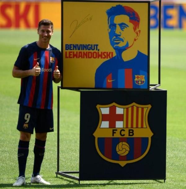 ليفاندوفسكي : فخور بارتداء قميص برشلونة