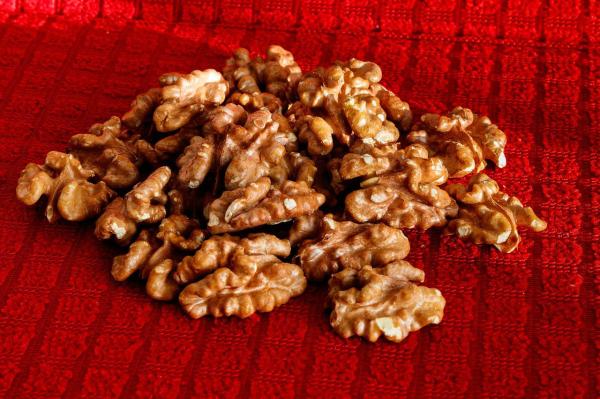 تركيب الأحماض الدهنية في الجوز يساعد أيضًا في تحسين النوم - مشاع إبداعي