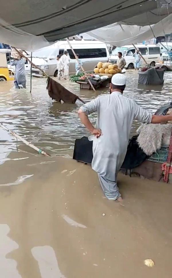 السيول تدمر 46 ألف منزل بباكستان