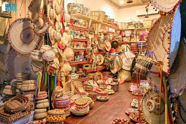 بالصور.. 62 حرفيًا وحرفية يعرضون منتجات تراثية وفنية بجازان