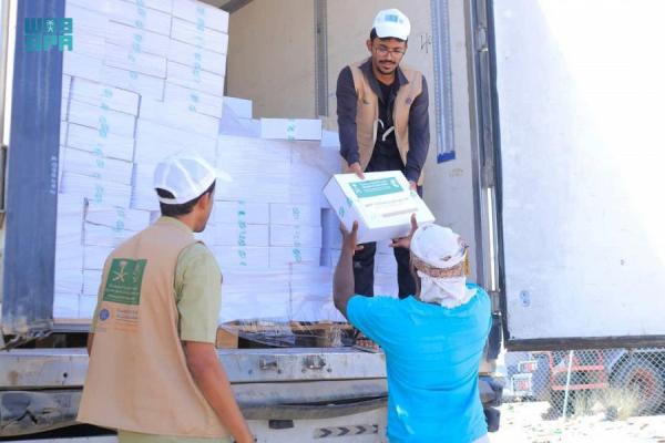 توزيع 3 آلاف كرتون من التمور في عتق بشبوة