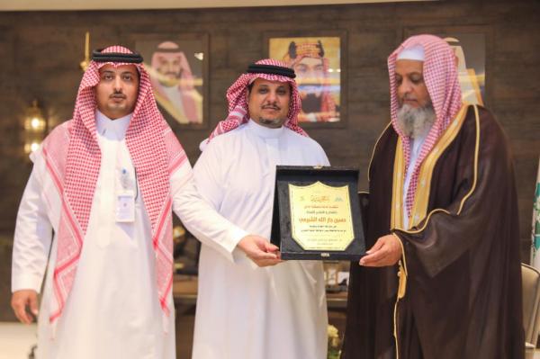تكريم مواطن بحائل ساهم في معالجة التشوه البصري