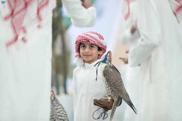 «نادي الصقور».. فعاليات تعزز تقاليد وثقافة الصيد والرعاية