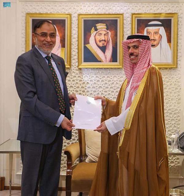 خادم الحرمين يتلقى رسالة خطية من رئيس بنغلاديش