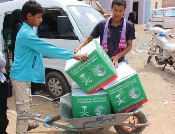 42 طن سلال غذائية للأسر المحتاجة بتعز