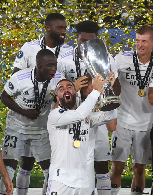 ريال مدريد يضيف السوبر الخامس لسجل إنجازاته الأوروبية