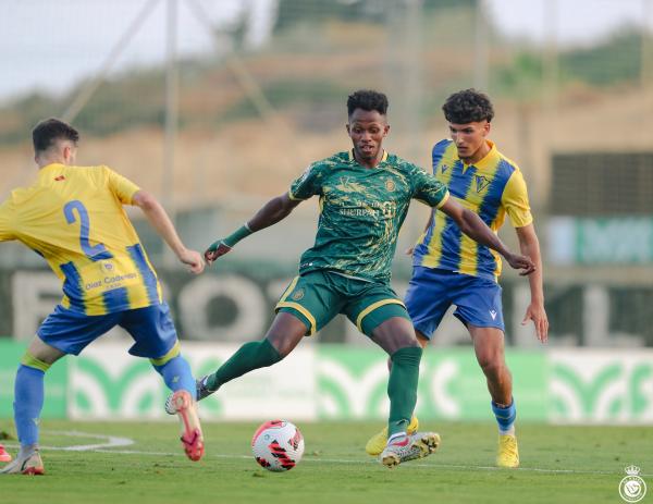 النصر يكسب قادش الإسباني