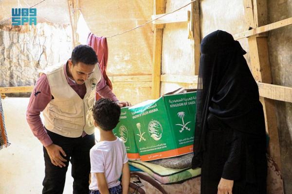 مساعدات غذائية من مركز الملك سلمان لمتضرري السيول بالمهرة