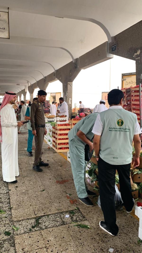 ضبط 5 عمال مخالفين بسوق الدمام المركزي