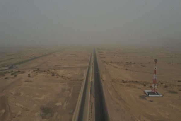 بالصور.. إجراءات متواصلة للحد من حالة الغبار بعمان