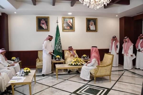 محافظ الأحساء يوجه بسرعة إنجاز الخدمات للمستفيدين