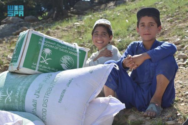 12992 مستفيدا من السلال الغذائية بباكستان