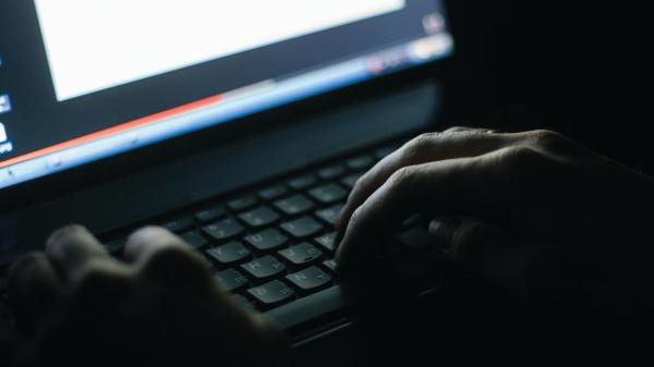 «نافي كوبي» تستخدم تحذيرات جهات إنفاذ القانون لإيقاع ضحاياها على الإنترنت