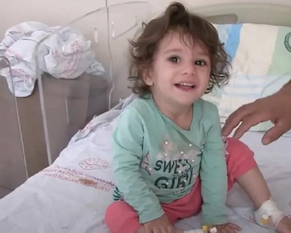 ابنة العامين قتلت الأفعى السامة بأسنانها