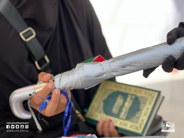 توزيع مظلات على قاصدات المسجد الحرام