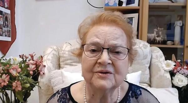 امرأة تتحدث للمعزين في جنازتها