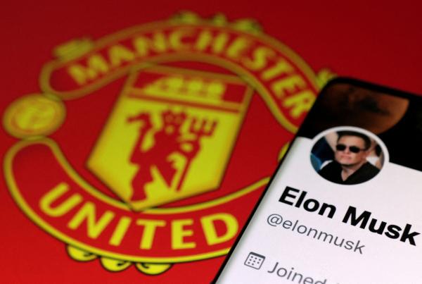 إيلون ماسك يعلن عن صفقة «كاذبة».. هل يشتري مانشستر يونايتد؟