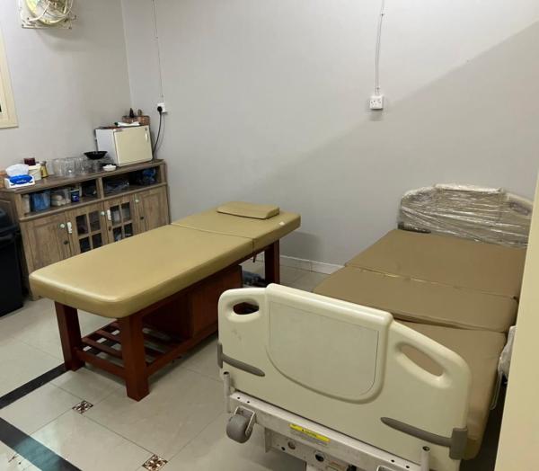 ضبط مخالفة تمارس الطب البديل دون ترخيص بالرياض