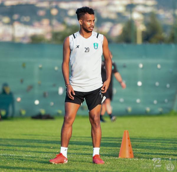 غريب.. يتمرّد على الأهلي.!