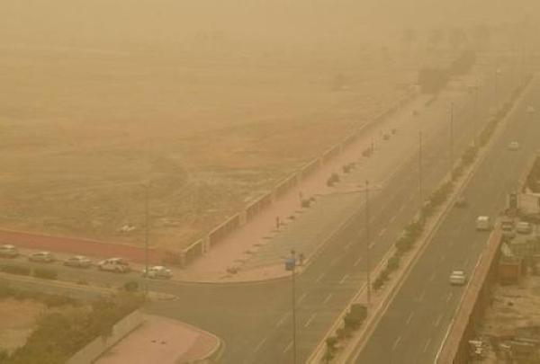 رياح نشطة وأتربة مثارة على نجران
