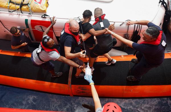 «أطباء بلا حدود» تنقذ 106 مهاجراً تقطعت بهم السبل